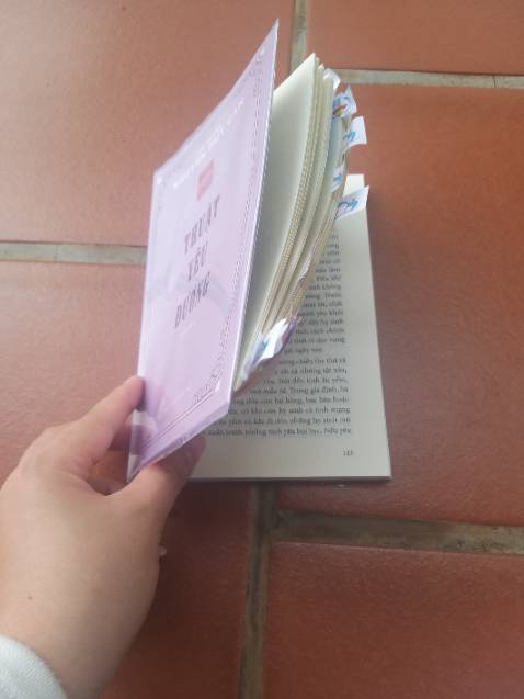 Bạn không cần lấy chồng lấy vợ mới sáng mắt, bạn đọc cuốn sách này đi rồi bạn sẽ sáng mắt ra. Cụ viết hồi thập niên 50 60 mà sao nó hợp thời cho đến nay. Con chân thành cảm tạ cụ Nguyễn Duy Cần rất nhiều. Nên đọc trước khi quyết định hẹn hò và phải nắm rõ trước khi đi vào hôn nhân nha mn. Bạn không cần lấy chồng lấy vợ mới sáng mắt, bạn đọc cuốn sách này đi rồi bạn sẽ sáng mắt ra. Cụ viết hồi thập niên 50 60 mà sao nó hợp thời cho đến nay. Con chân thành cảm tạ cụ Nguyễn Duy Cần rất nhiều. Nên đọc trước khi quyết định hẹn hò và phải nắm rõ trước khi đi vào hôn nhân nha mn.