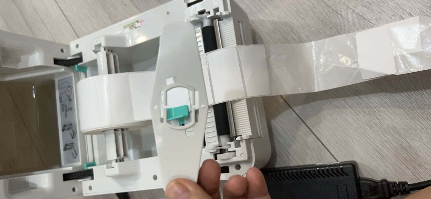 Shop tư vấn rất nhiệt tình, mình gọi điện kêu anh chủ chỉ cài đặt rồi bắt ảnh chỉ tùm lum đến khi biết in mới ok. Một đứa ko biết cài đặt như mình thấy rất ổn. Mình bắt anh chỉ gần 2 tiếng đồng hồ , cảm ơn chủ shop nhiều sẽ ủng hộ dài dài