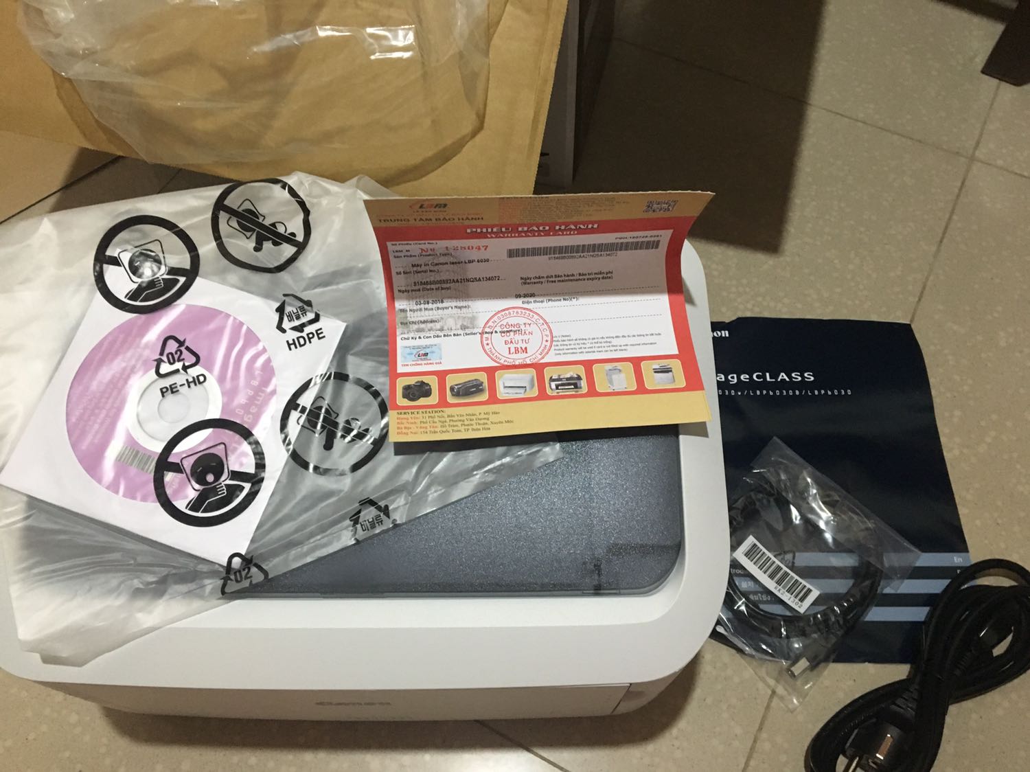 Đơn hàng của tôi không chọn giao nhanh nhưng gói đã đến trong vòng 12 tiếng kể từ lúc tôi đặt hàng thì đây là điểm cộng đầu tiên. Điểm cộng tiếp theo đó là máy mới, vì nhà cung cấp là tiki trading nên tôi cực kì tin tưởng. Unbox máy mới rất sướng luôn. Thứ 3 là dễ cài đặt. Và cuối cùng là máy in ra màu đều. Chuẩn đẹp ngay từ trang đầu tiên! Đơn hàng của tôi không chọn giao nhanh nhưng gói đã đến trong vòng 12 tiếng kể từ lúc tôi đặt hàng thì đây là điểm cộng đầu tiên. Điểm cộng tiếp theo đó là máy mới, vì nhà cung cấp là tiki trading nên tôi cực kì tin tưởng. Unbox máy mới rất sướng luôn. Thứ 3 là dễ cài đặt. Và cuối cùng là máy in ra màu đều. Chuẩn đẹp ngay từ trang đầu tiên!