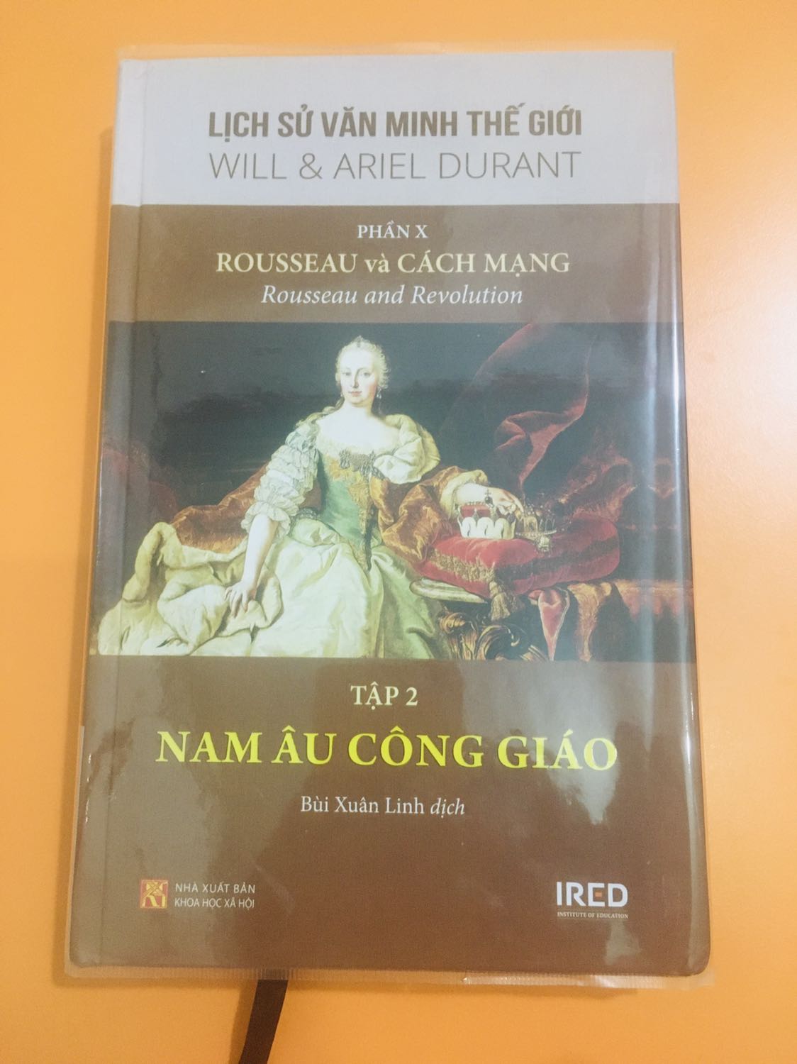 "Qua tập sách này, chúng ta có thể nhìn thấy diện mạo của các nước Nam Âu theo Công giáo (Ý, Bồ Đào Nha, Tây Ban Nha, Áo) với sự lớn mạnh của các nền quân chủ, chiếm ưu thế so với quyền lực của chế độ giáo hoàng La Mã, cùng những ảnh hưởng của phong trào Khai Minh, những nỗ lực cải cách chính trị - xã hội - kinh tế và nguyên do thất bại của chúng."