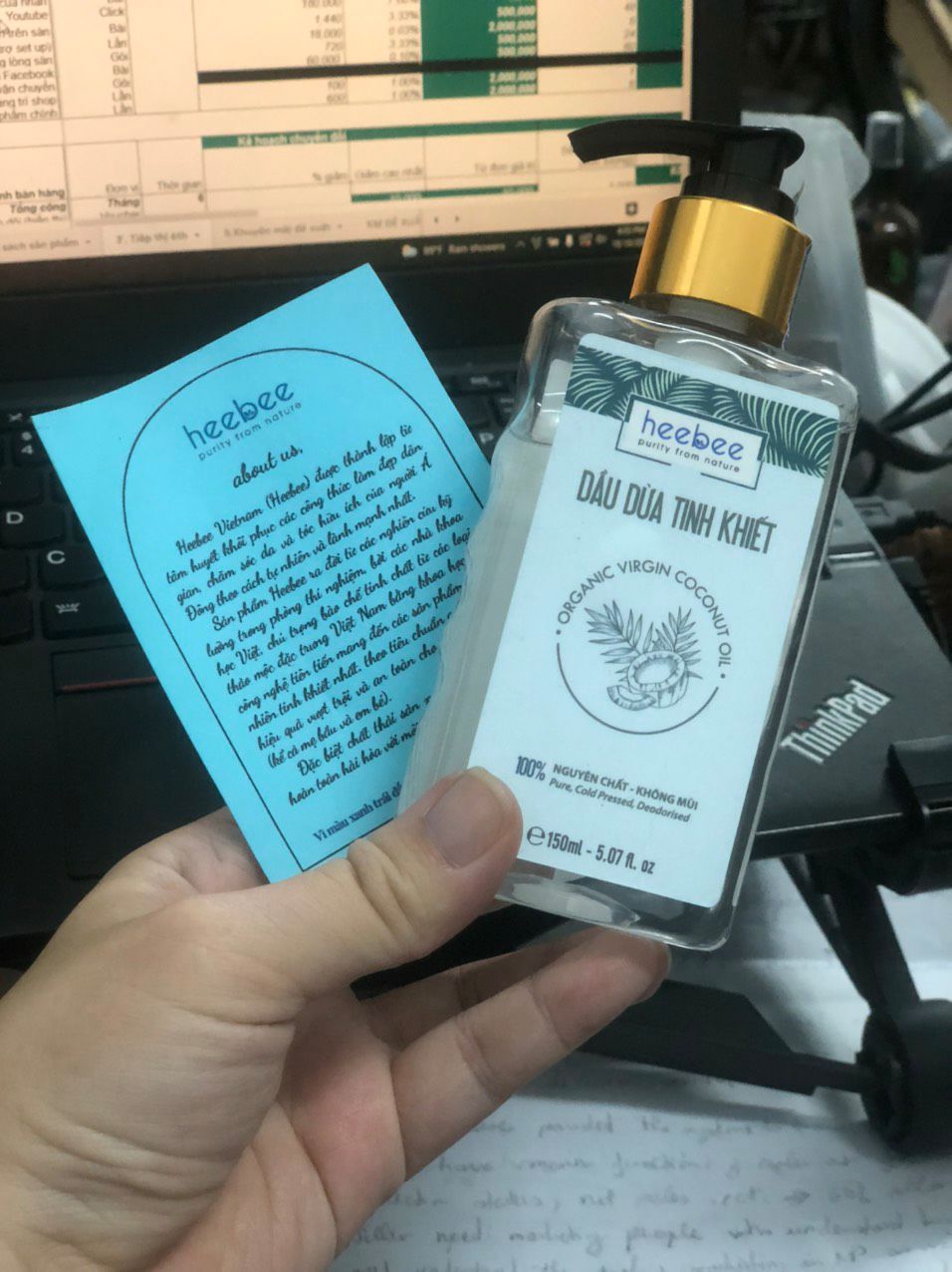Dầu dừa đúng là không bị nồng mùi như hàng home-made, kê gần mũi mới thoang thoảng chút hương. Khi dùng không bị nhờn, thẩm hút vào da nhanh. Giá hơi cao nhưng hàng tốt cho mẹ bầu yên tâm cũng ok. Bạn nào thích thì cứ nhích nha! Dầu dừa đúng là không bị nồng mùi như hàng home-made, kê gần mũi mới thoang thoảng chút hương. Khi dùng không bị nhờn, thẩm hút vào da nhanh. Giá hơi cao nhưng hàng tốt cho mẹ bầu yên tâm cũng ok. Bạn nào thích thì cứ nhích nha!