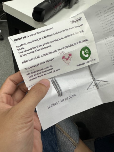 Chất liệu cứng cáp, cầm chắc tay, giao hàng cẩn thận, có miếng điều chỉnh bằng bluetooh để chụp từ xa dễ dàng. giao Tikinow rất nhanh, đặt 22h hôm trước thì 10h sáng hôm sau có hàng (2 tiếng giờ hành chính). Điểm cộng là cái hộp bỏ vừa cốp xe ga nhỏ như Vision sướng lắm. Điểm trừ là tờ hướng dẫn sử dụng bằng tiếng việt quá mờ không đọc được nha shop.