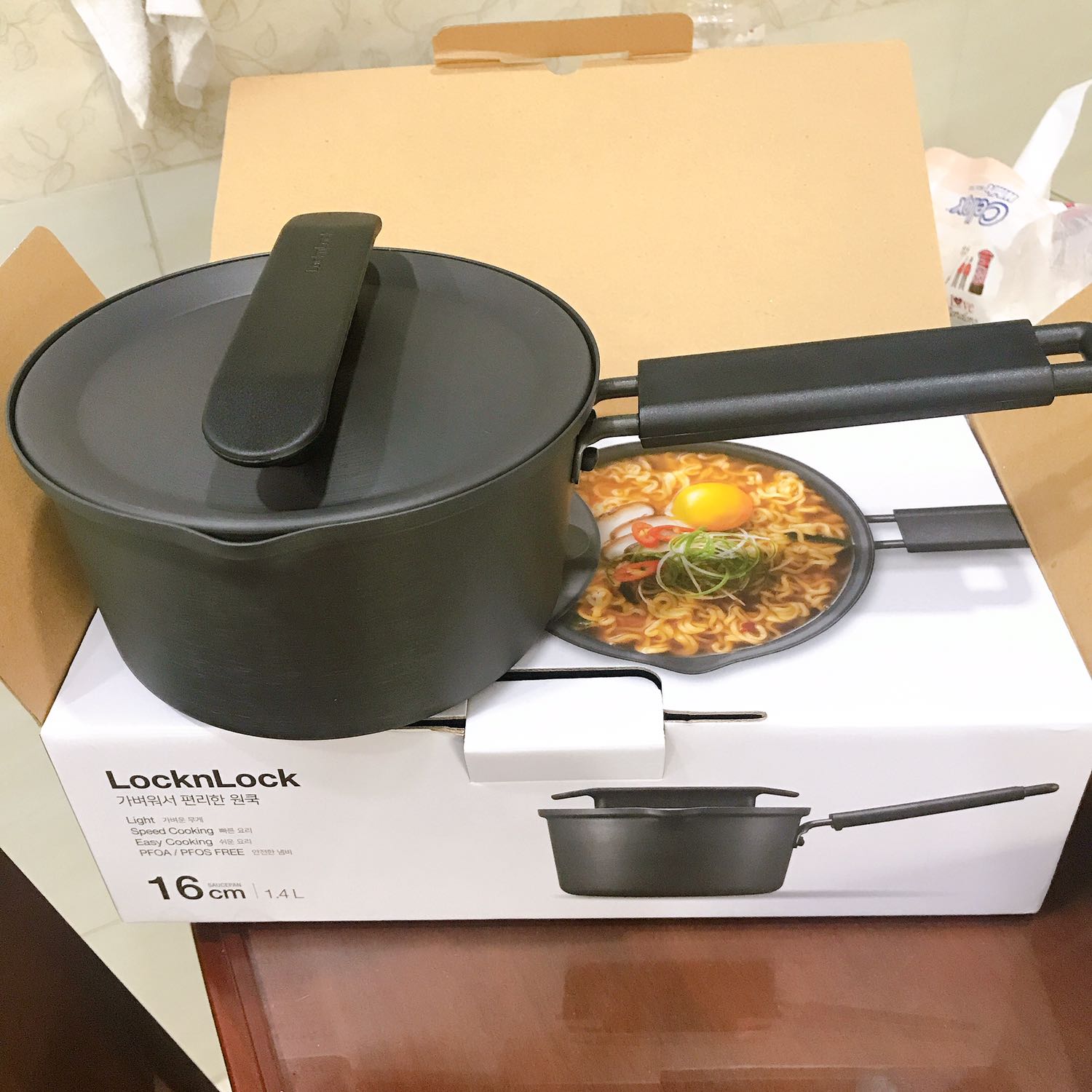 Bộ nồi này không dùng được bếp từ, bếp hồng ngoại hoặc bếp gas dùng ok. Điểm cộng là kiểu dáng nhỏ gọn, đẹp mắt, có nắp tiện lợi, thiết kế nắp đẹp.

Điểm trừ là tay cầm bị lệch. Với lại khi nấu, tay cầm cũng ăn nhiệt, rất nóng, nên cẩn thận khi sử dụng. Đáng lẽ nên làm tay cầm cách nhiệt.