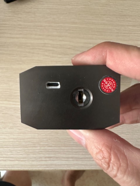 Sản phẩm như quảng cáo, mở vân tay khá nhạy. Hy vọng nó sẽ bền và pin lâu trên 6 tháng như quảng cáo