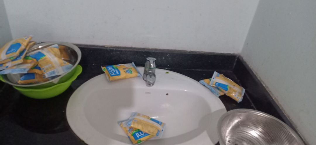 Mua sale 124k 40 bịch. Thì không hiểu kiểu gì mà vỡ bể hết 15-20 bịch. 
thật sự là mình không nói *** nhé. 

Mua hôm thứ sáu 26/3 thì sáng thứ bảy 27/3 nhận được liền. 

mà ko hiểu sao bể đc luôn. 
lúc mở ra thì thấy bể 1 chấm to hơn kim đâm xíu. rồi sữa chảy tùm lum

mình chỉ kiểm tra sơ sơ mấy bịch trên cùng. rồi đem cất. lúc đó là bể 2 bịch. 

xong rồi tầm 2,3 ngày sau. mình lấy uống thì bịch sữa bị gì phình lên. 

ko thì bị xẹp lép do bị bể chảy hết sữa. 

hôm nay rảnh rỗi rồi kiểm tra lại thì... âu trời má ơi. CÓ GIÒI LUÔN RỒI. 

Chán chẳng muốn nói luôn í. 

thấy rẽ hơn mua ở cửa hàng tiện lợi nên đặt mà bị hư rồi bể tận 15-20 bịch thì mua làm gì nữa....