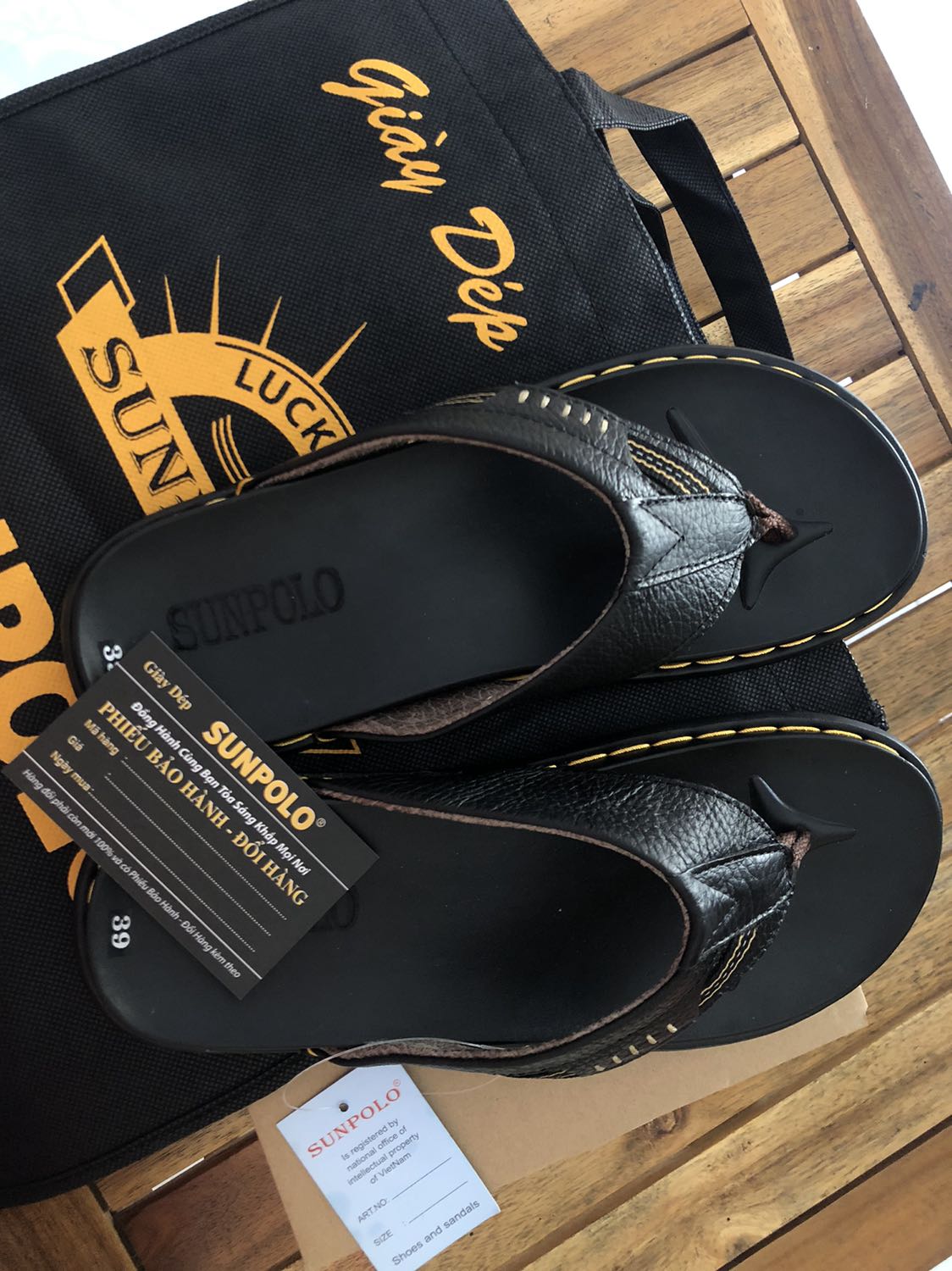 Dép đẹp ưng, an tâm vì sp giống hình độ bền thì chưa biết nhưng hiện tại rất hài lòng về cách phục vụ và tư vấn. Ủng hộ