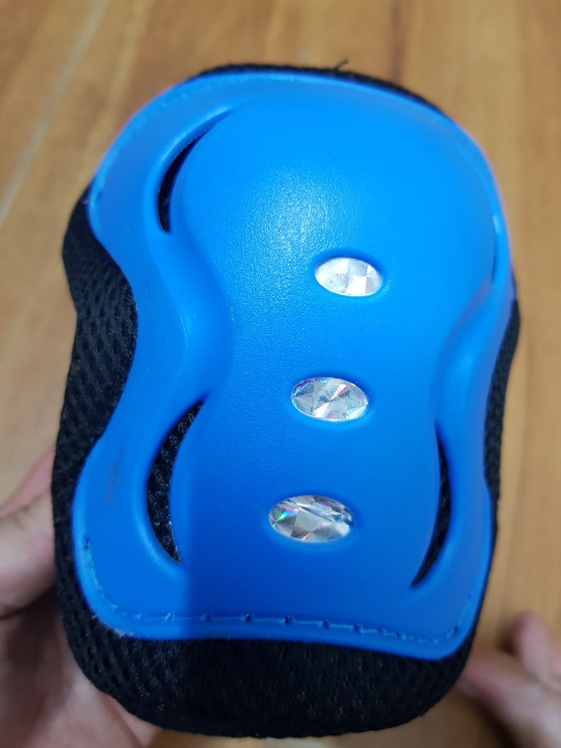 giày rất đẹp và chắc chắc, size giày thì nên chat với shop để tư vấn chọn đúng, dùng được lâu dài khi bé lớn. Đồ bảo hộ cũng tạm được. giày rất đẹp và chắc chắc, size giày thì nên chat với shop để tư vấn chọn đúng, dùng được lâu dài khi bé lớn. Đồ bảo hộ cũng tạm được.