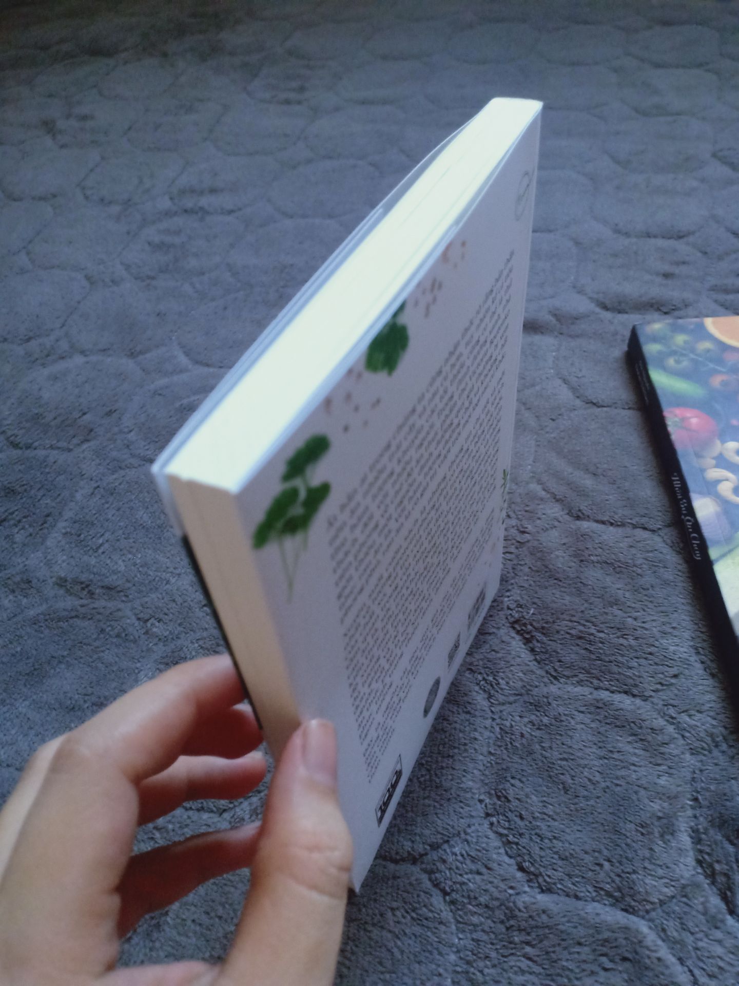 Sách của tiến sĩ nên hơi nghiêng về phân tích khoa học nha. Cuối sách có một số công thức sinh tố, pudding trái cây, rau xanh.... Giấy in màu vàng tối. Mua lâu rồi nhưng quên đánh giá sản phẩm.