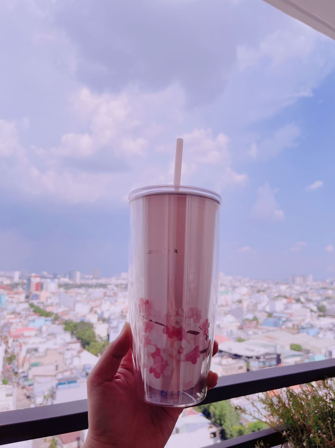 Màu hồng siêu ngọt siêu cưng. Nắp có giăng silicon nên hít chặt vào ly. Hàng Lock nên không hôi mùi nhựa nên mình sử dụng rất an tâm. 5 sao cho bé này.