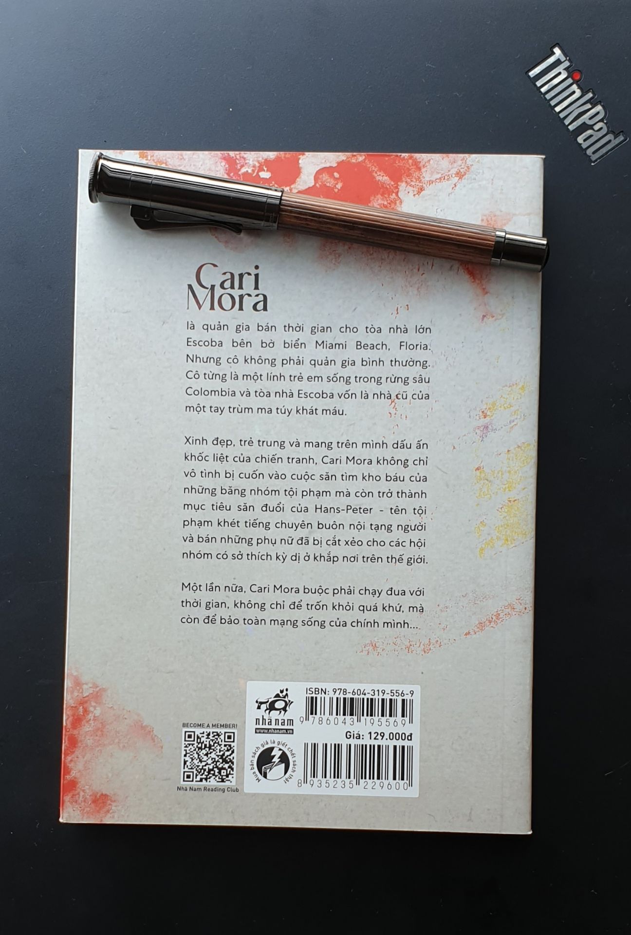 Tiki vẫn giao nhanh và đóng gói tốt như mọi khi.

Riêng về phần truyện, quen với những tác phẩm viết nhiều (dày) của Thomas Harris rồi, nên khi nhận cuốn này có chút thất vọng, mặc dù chưa đọc nội dung, đặc biệt đây là tác phẩm thai nghén sau 13 năm ngừng viết của ông. Có cảm giác ông đã ít nhiều cạn ý tưởng, lòng nhiệt huyết đã giảm đi ít nhiều. 
Sách in khổ 14 x 20,  266 trang cả bìa, so với các cuốn trước khổ 15.5 x 24 ít nhất từ 300 trang trở lên. Trông lọt thỏm và bé nhỏ so với các tác phẩm khác cùng tác giả.
Ngoài ra, giá sách Nhã Nam giờ lên kinh thật!!!