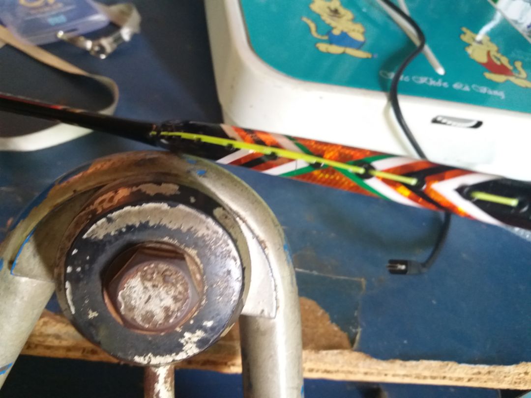 không có phiếu bảo hành vậy shop, 2 bê hông khung vợt có vết xướt ngang, giống bị cấn, đan lưới mà ko hỏi đan không đúng ý bị quá dùng, về phải cắt bỏ lưới