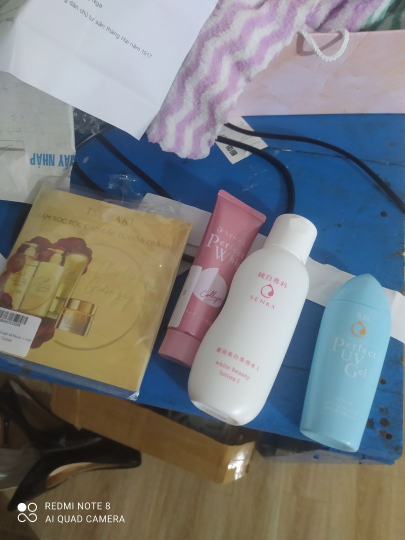 gel thẩm thấu nhanh, dễ tán, k bết dính. sp k lên tone da. đc tặng kèm srm khá hời. giao đúng hẹn, shiper nhiệt tình. đóng gói kĩ. sẽ tiếp tục ủng hộ senka