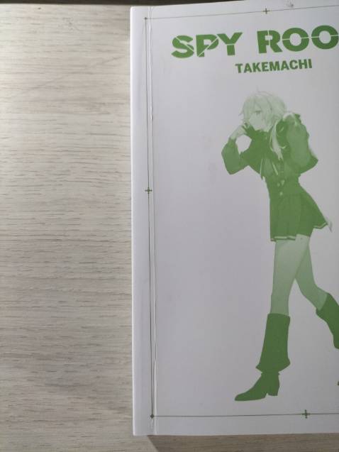 Keo ở bìa mặt trước có vấn đề, dính vào cả poster gập. Gỡ ra thì xước luôn một vết ở giữa.