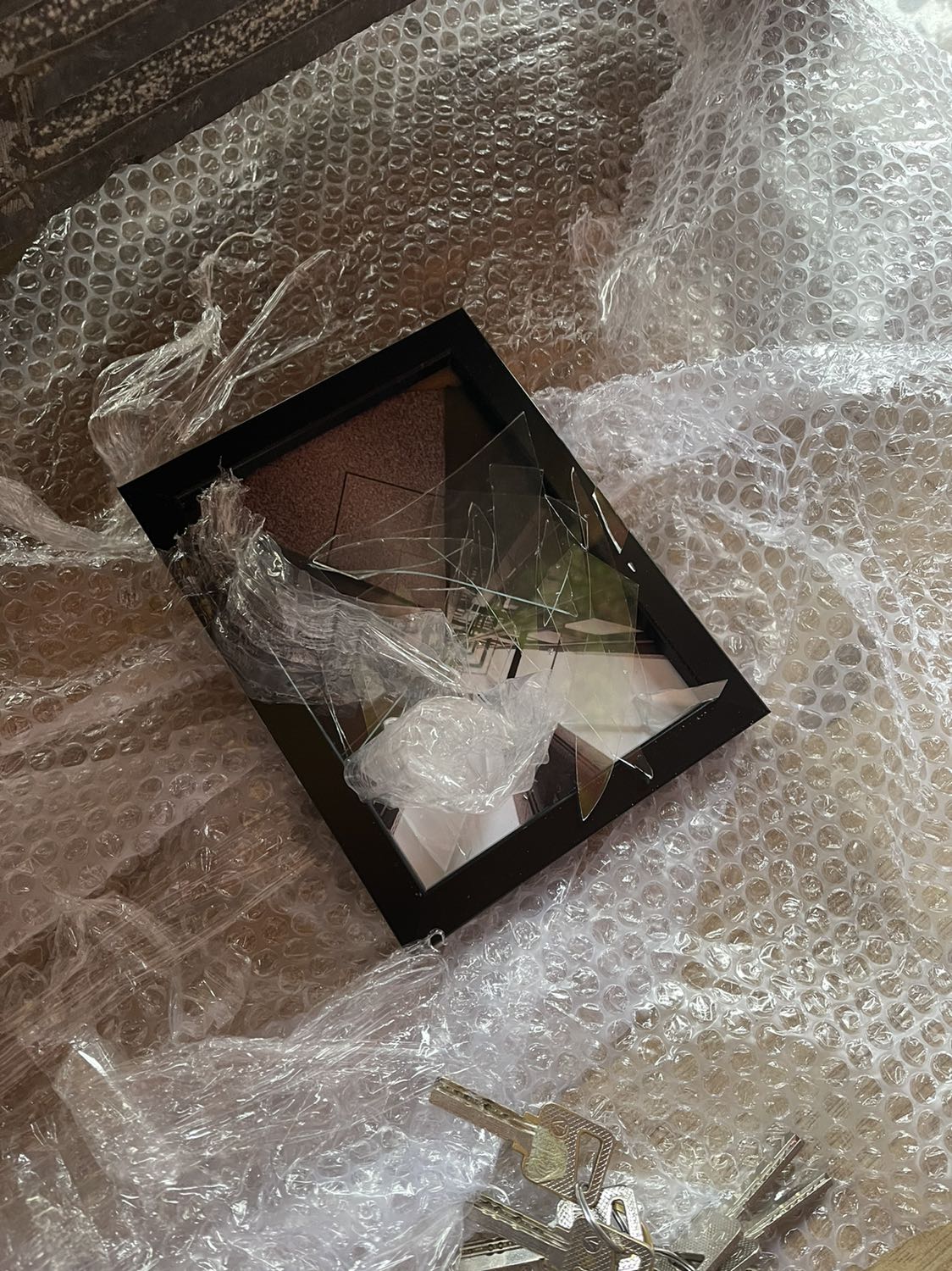 Chất lượng sản phẩm kém ( kính vỡ, góc tranh cũng thế )