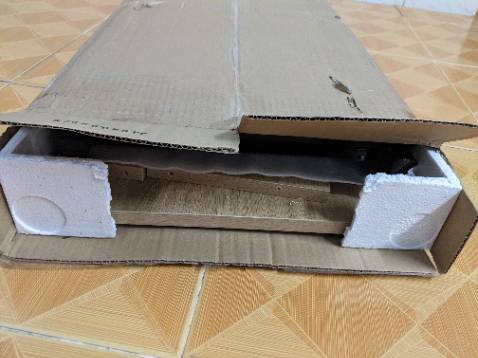 Giao hàng nhanh hơn mong đợi (dự kiến là 14/11 sẽ nhận hàng nhưng 04/11 đã nhận được hàng). Shop có tâm khi chèn thêm miếng xốp ở các góc bàn (cái này thì mình hơi lo do đọc một số nhận xét về việc vận chuyển khiến góc bàn bị hư). Có đầy đủ tua-vít lẫn ốc để lắp ráp bàn. Dễ lắp ráp, mình chỉ cần khoảng hơn 10 phút là lắp ráp xong. Dù chân bàn hơi cập kênh một xíu nhưng lót 1 miếng bìa các tông là hết. Với một chiếc bàn như thế này thì phải nói là giá quá ổn luôn. Nói chung là rất hài lòng với sản phẩm này.