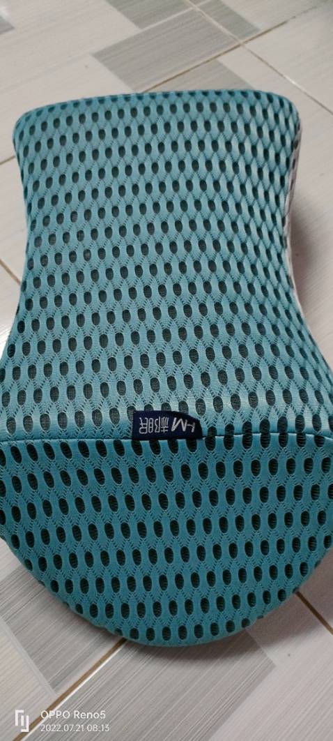 Nhìn thì cũng đẹp nhưng ko hữu ích, nằm lên cái bẹp dí chẳng có cảm giác gì, chẳng bằng kê cái gối ôm.
Hơn nữa chẳng hiểu quảng cáo gối Ema nhưng ko hiểu Ema là tên cửa hàng hay gì chứ hàng thì ko thấy chỗ nào ghi.