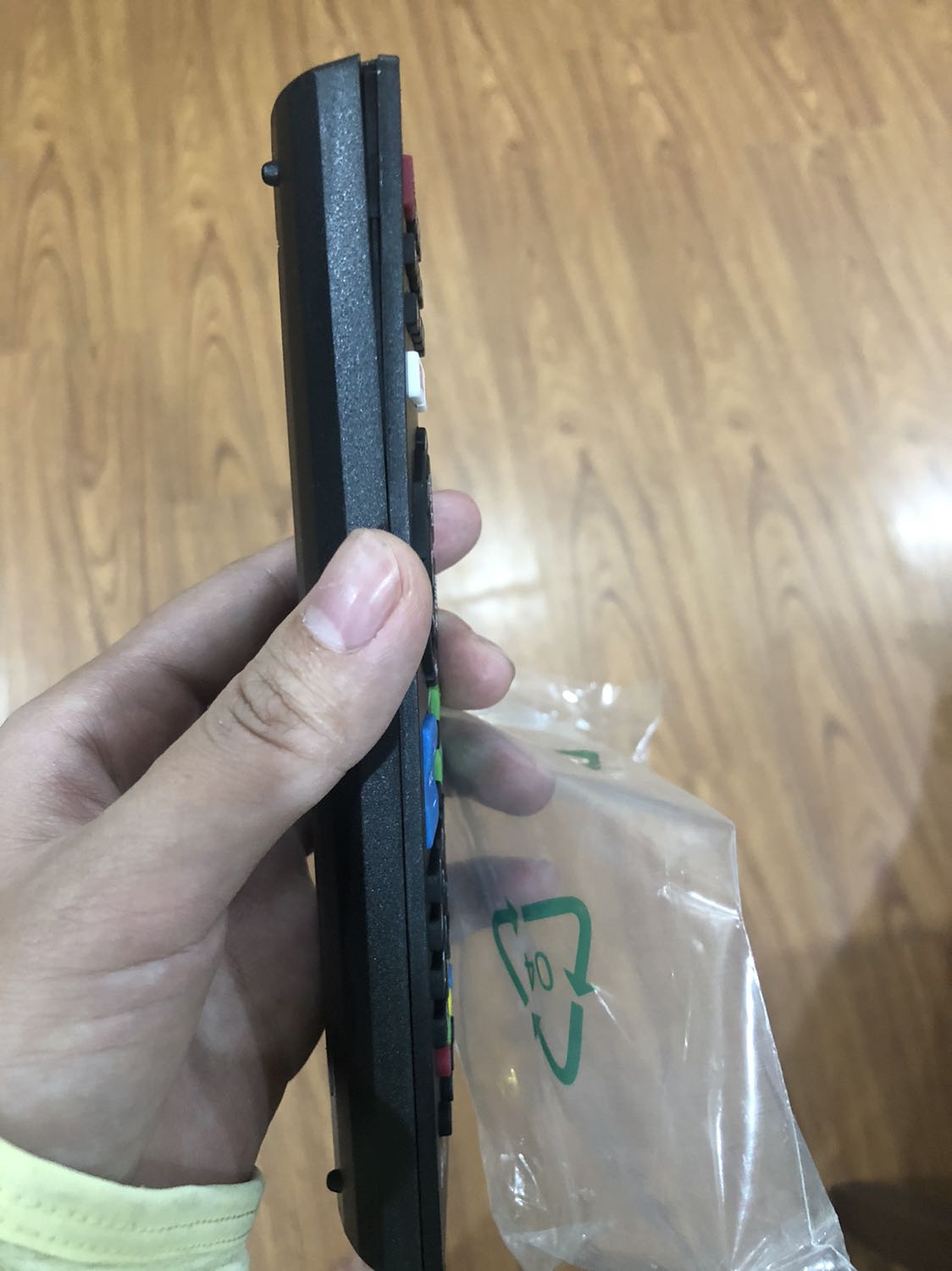 Điều khiển bị lỗi, không phải hàng chính hãng, rất khó bấm và sử dụng