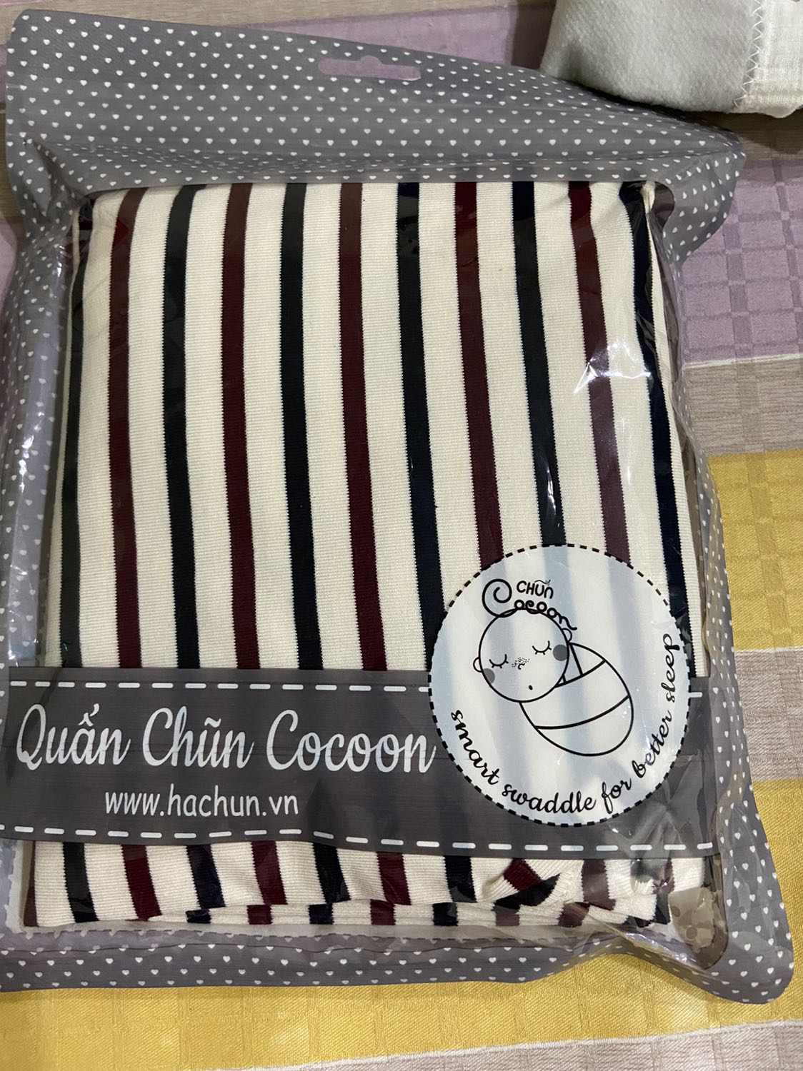 Mình nhận hàng sớm hơn dự kiến. Vải co dãn lắm nhưng có vẻ không đàn hồi lắm vì mình mới quấn 2,3 lần thì quấn chũn đã nhão ra rồi