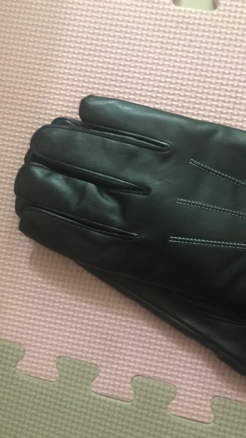 Găng tay da mềm mại, lớp lót lông đeo vào rất ấm và êm tay nữa, không có cảm giác thôi bởi da. Đeo rất mềm mại và dễ chịu. Cảm ứng điện thoại ngon lành. Nói chung so với tầm giá thì đánh giá 5 sao ủng hộ shop luôn.