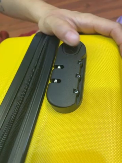 Khoá bị giắt không mở được, thiếu móc khoá. Shop hỗ trợ trả lời giúp mình