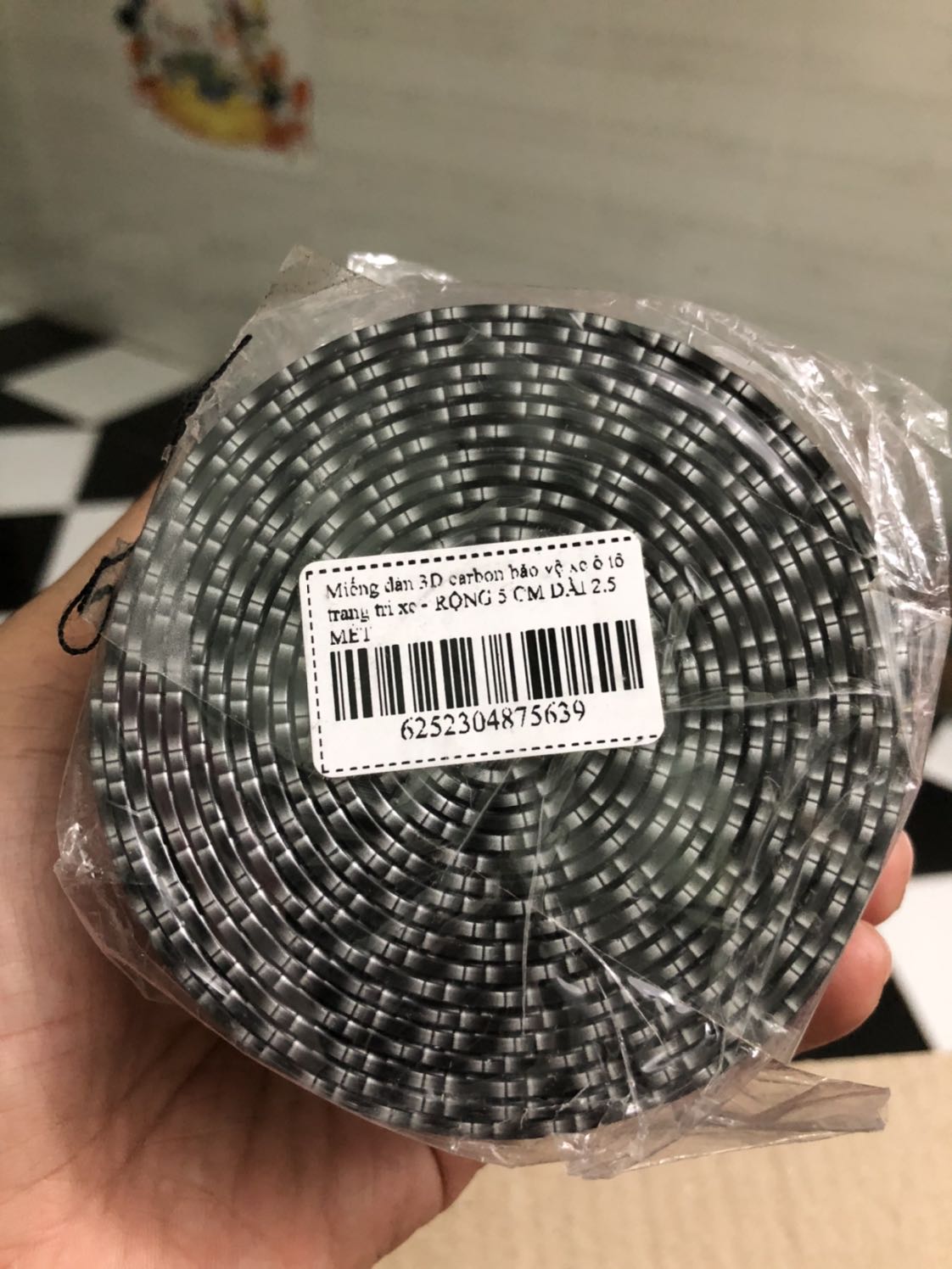 Đóng gói chắc chắn. Hàng đúng mô tả. Phải dán thêm 1 lớp keo ở giữa để tăng độ kết dính khi dán vào xe.