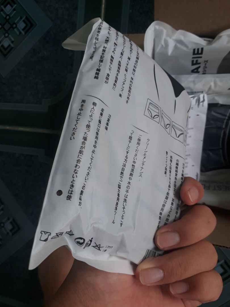 mình có thể cho 6* nếu như có. một hộp 5 sản phẩm đầy đủ màu sắc. đóng gói cẩn thận ( mỗi cái bỏ trong túi nylon riêng trông khá sang chảnh ). *** mềm, mát, không mỏng như những loại khác cùng giá. Điểm trừ là vì không có size nên sẽ phù hợp với nam trung bình ( cỡ 60kg trở lên ) người nhẹ ký hơn chắc sẽ hơi rộng. So với giá tiền thì xứng đáng 5*. thanks shop.