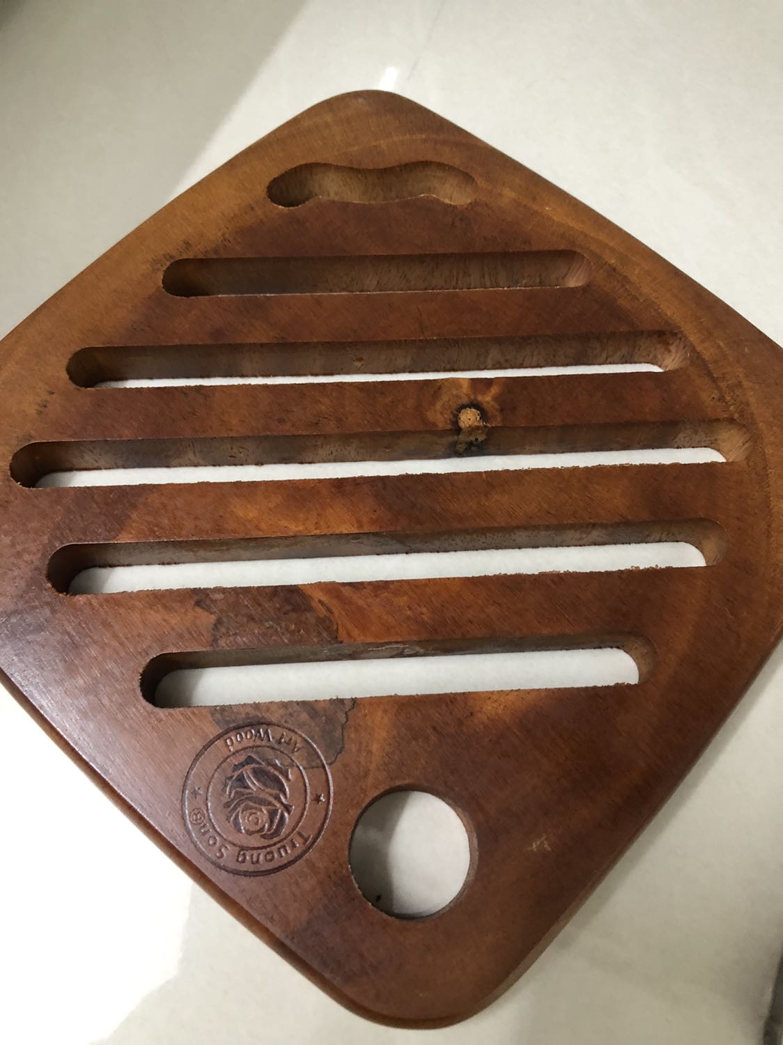 Làm bằng gỗ tự nhiên nguyên khối, chắc chắn và hoàn thiện đẹp, rất hài lòng