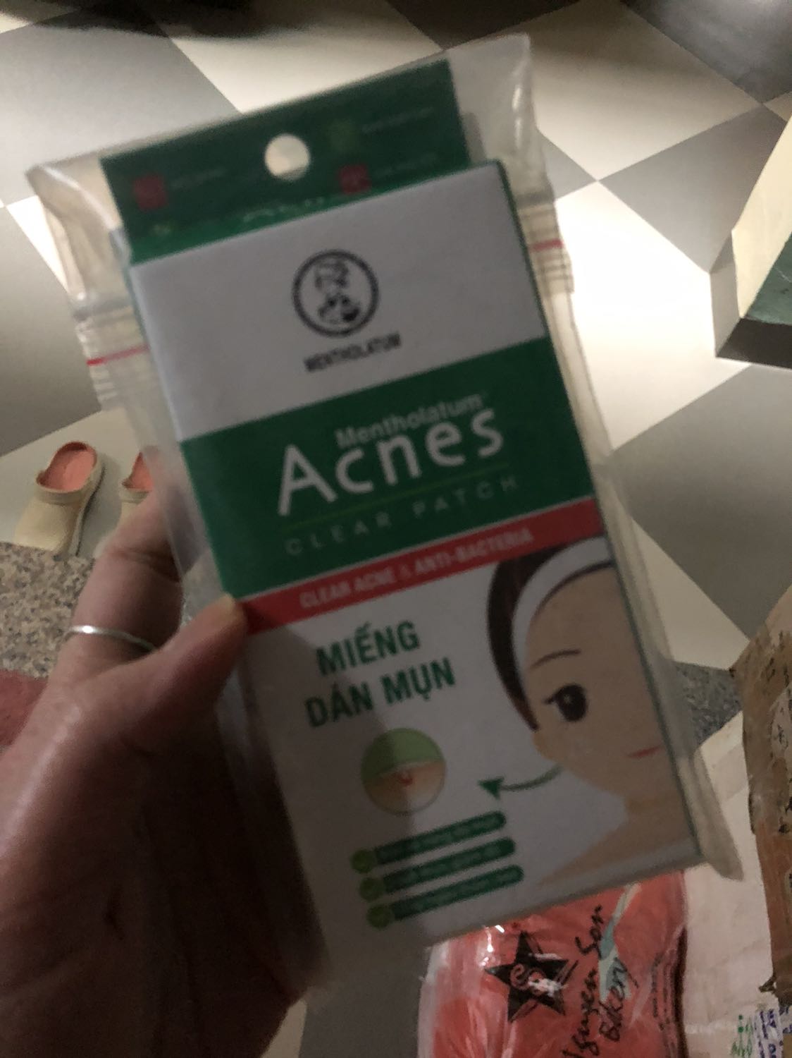 Lần đầu ấn mãi phải ấn liên tục 5’ mới thấy ra kem ấy :(( ko hiểu sao loại này đắt thế nhỉ mình bôi thấy khô môi ko có tác dụng lắm @@ Lần đầu ấn mãi phải ấn liên tục 5’ mới thấy ra kem ấy :(( ko hiểu sao loại này đắt thế nhỉ mình bôi thấy khô môi ko có tác dụng lắm @@