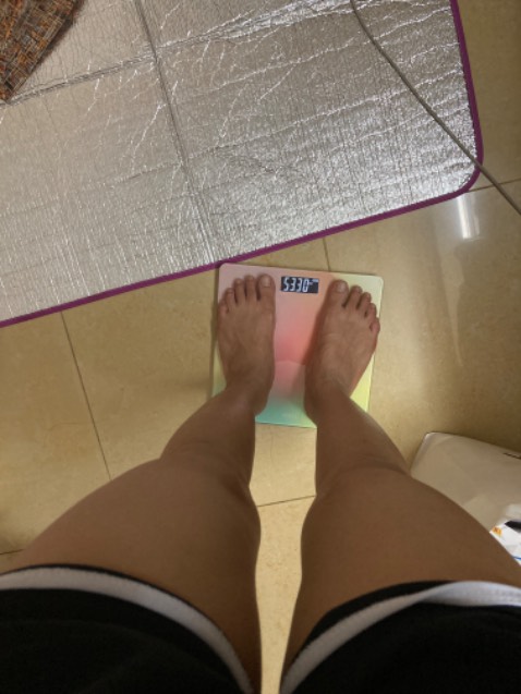 Sau thời gian dùng mình thấy cân chạy tùm lum. Đứng lên đứng xuống cái mình giảm dc 1kg lun. Lạy hồn hàng china. Mọi người ko nên mua nhé. Mình đã kiên nhẫn dùng 1 thời gian mới lên đánh giá để ko bị tạo nghiệp. Vì lúc mới mua về sợ là do cảm biến chưa nhạy nên ko nỡ trả hàng ngay và luôn. Ai chưa mua thì xin đừng mua để tiền ko mất nhiêu nhưng mất lòng tin cực kì lun.