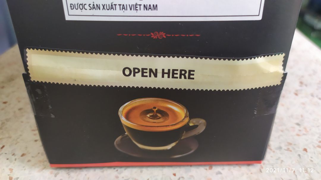 Cafe vị đậm. Khi pha nghe mùi hơi khét nhưng để nguội chút xíu thì uống cũng ok, giống expresso. 
Điểm trừ về hình thức, có cảm giác là có cái hộp giấy rồi nhồi 1 đống cafe vào cho đủ số vậy. Mình đếm thử thì ra 101 gói. 😂