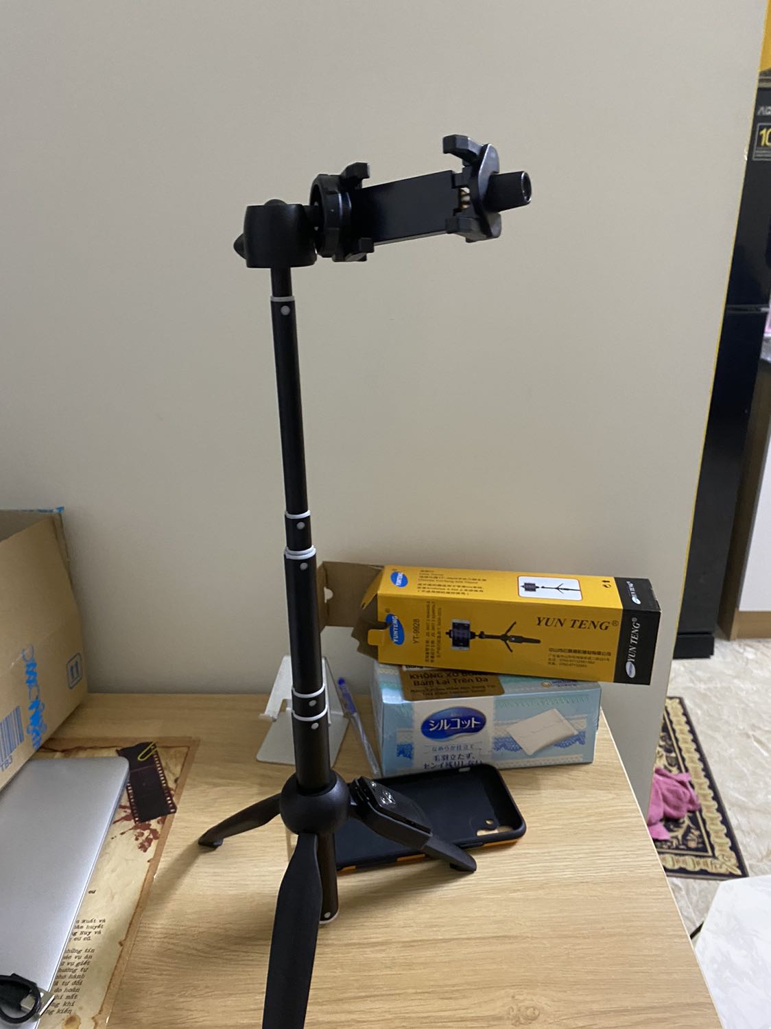 Hàng tốt, giá cầm chắc chắn thích hợp cho các bạn quay vlog khi di chuyển. Chân đế khá cứng tuy nhiên nếu điện thoại nặng quá sẽ dễ đổ. Khay để đt khá linh hoạt vừa cả ip11, có hẳn bluetooh để kết nối. Các mối nối khá linh hoạt và cứng cáp có thể để đt ngang và đứng khi quay