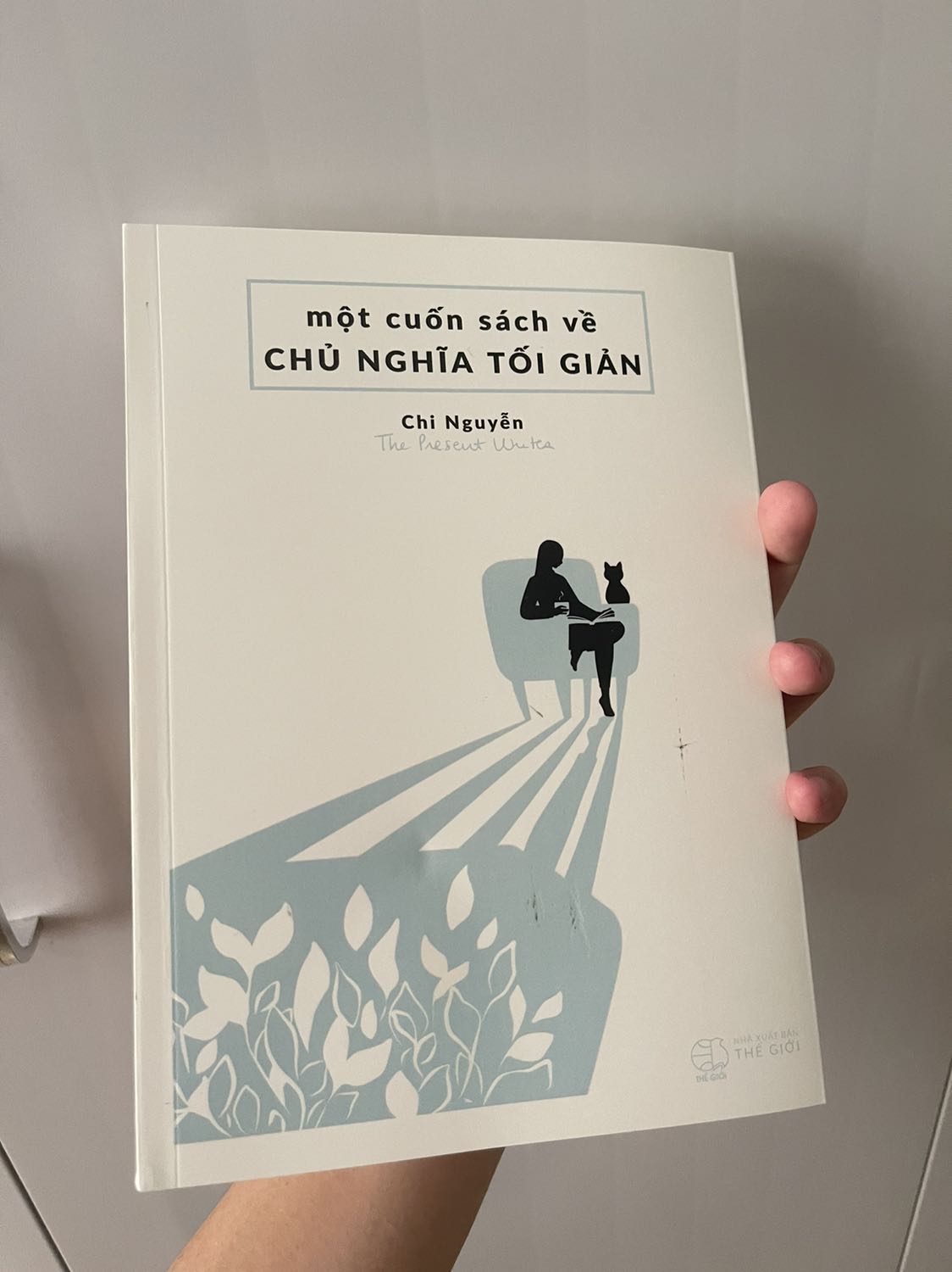 Bản thân mình rất yêu thích và quý mến chị Chi. Cơ bản vì chị là một người giỏi truyền động lực cho mọi người và nó cũng ảnh hưởng đến chính bản thân mình. Bên cạnh sự mến mộ đó thì mình cũng đang quan tâm vấn đề sống tối giản nên khi nghe tin chị ra sách thì mình rất háo hức và đặt ngay. Nhưng sau khi mình nhận sách trong tình trạng bị dơ ở phần bìa thì mình khá buồn. Tất nhiên nó không ảnh hưởng nội dung trong sách và mình sẽ thông cảm cho việc này nhưng thực sự mình rất đau lòng vì trải nghiệm hông tốt này huhu.