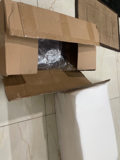 Mình không biết đây là hàng thật hay giả lun. Cảm giác không xứng với giá tiền. 
-Vỏ lùng bùng so với thân gối
-Gối móp méo, bên cao bên thấp
- Thùng đúng gói chỉ là hộp carton sơ sài