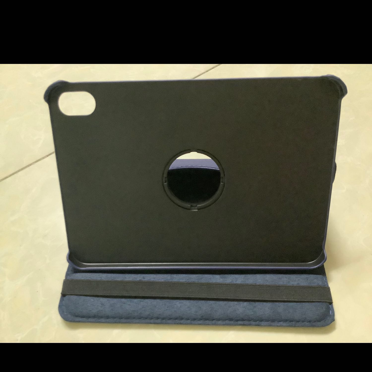 Hàng rất ổn, có lớp mút xốp dày dặn và sợi dây để giữ cho iPad không bị rơi ra. Với tầm giá này thì vậy là tốt rồi.