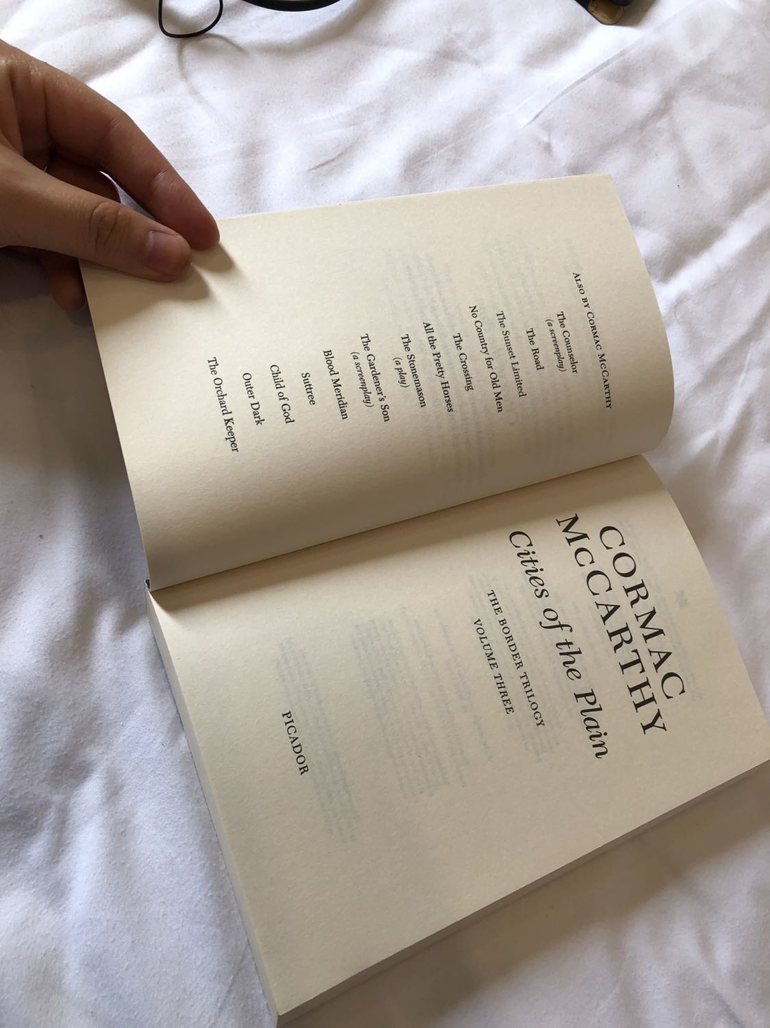 Sách tốt. Shop giao hàng đúng hẹn và gói hàng cần thận. Love McCarthy.