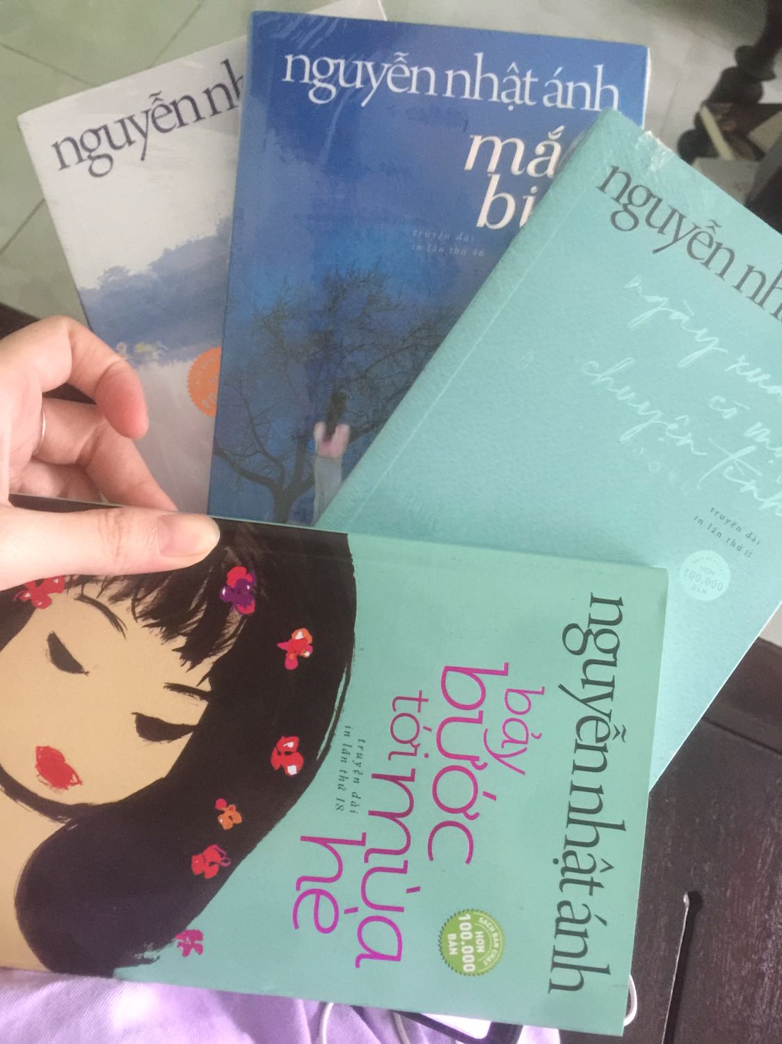 Sách nhìn cũ quá.k đc bọc nilong phần cào mã bị xước .nép bị nhăn