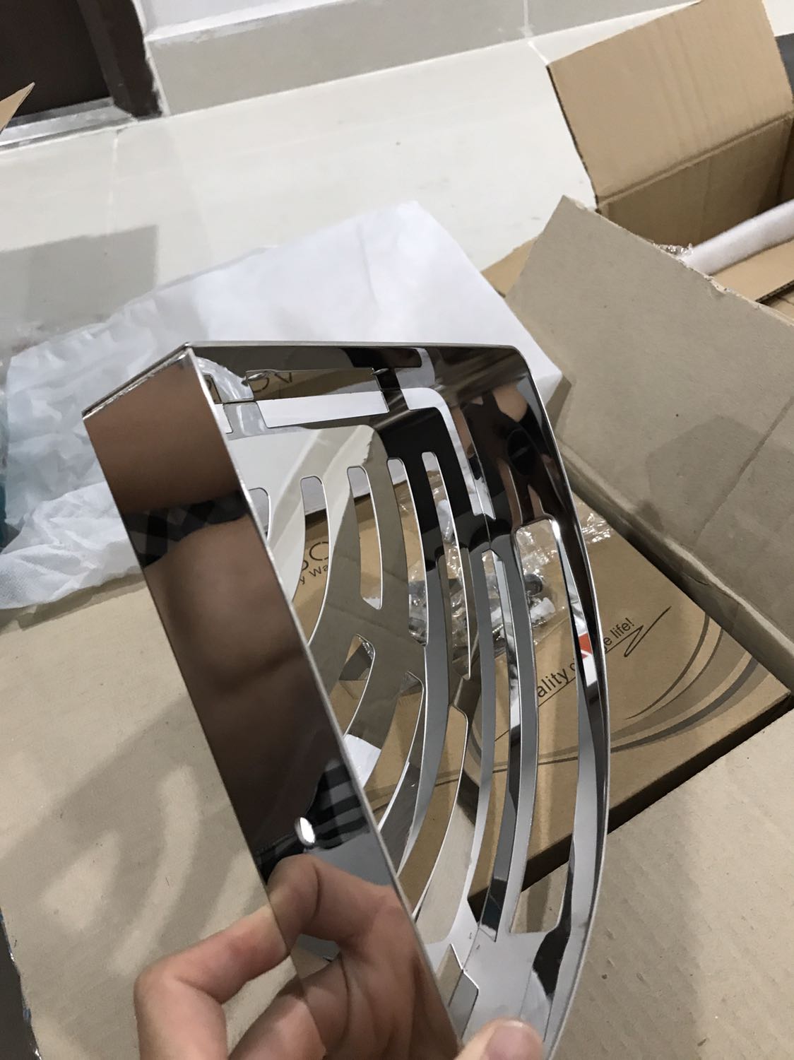 Đóng gói, bao bị cẩn thận, tỉ mỉ. Sản phẩm đẹp, màu sáng, gia công tốt, cầm vào cảm giác cao cấp.