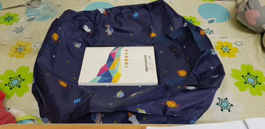 Giao đủ hàng. sản phẩm giống hình đăng, khá dày dặn. khóa kéo dễ. 
Màu tối khó bẩn, họa tiết đẹp.