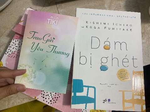 Tuyệt vời!! Giao rất nhanh luôn. Thiệp xinh, gói dễ thương. Rất là dễ thương. 
Có điều...bìa sách sao mà sơ v hỏng biết (nên đánh giá 4⭐️ hic)