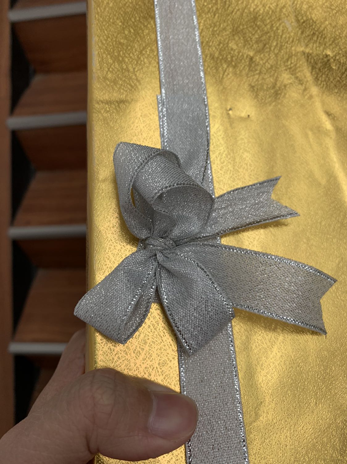 QUÁ TỆ
Mình chọn gói quà để mang tặng thì nhận được là một bọc hàng xấu xí, cũ kĩ, lủng lỗ chỗ. Xé băng cái bọc luôn thì phát hiện cuốn sách đóng đầy bụi bặm. Cái này mà mang tặng thì nhục mặt