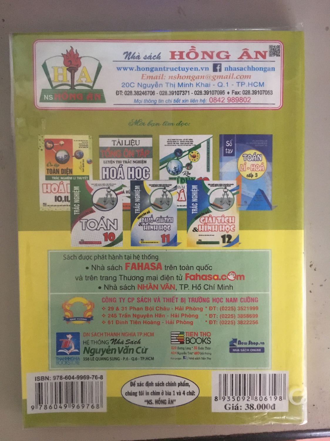 Shop giao hàng nhanh, từ lúc đặt đến lúc hàng về tay mới vỏn vẹn 2 ngày. Ngoài ra sách được bảo quản và đóng gói rất cẩn thận nên bìa với giấy mới toanh luôn. Nói chung là rất ư hài lòng