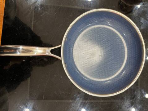 Chảo chất liệu và hoàn thiện có vẻ tốt (vì chưa dùng thử). Cần lưu ý là chảo khá nông (4,8 cm) và thành chảo rất vát, ko tiện chiên rán đồ dầy và dễ bắn dầu mỡ