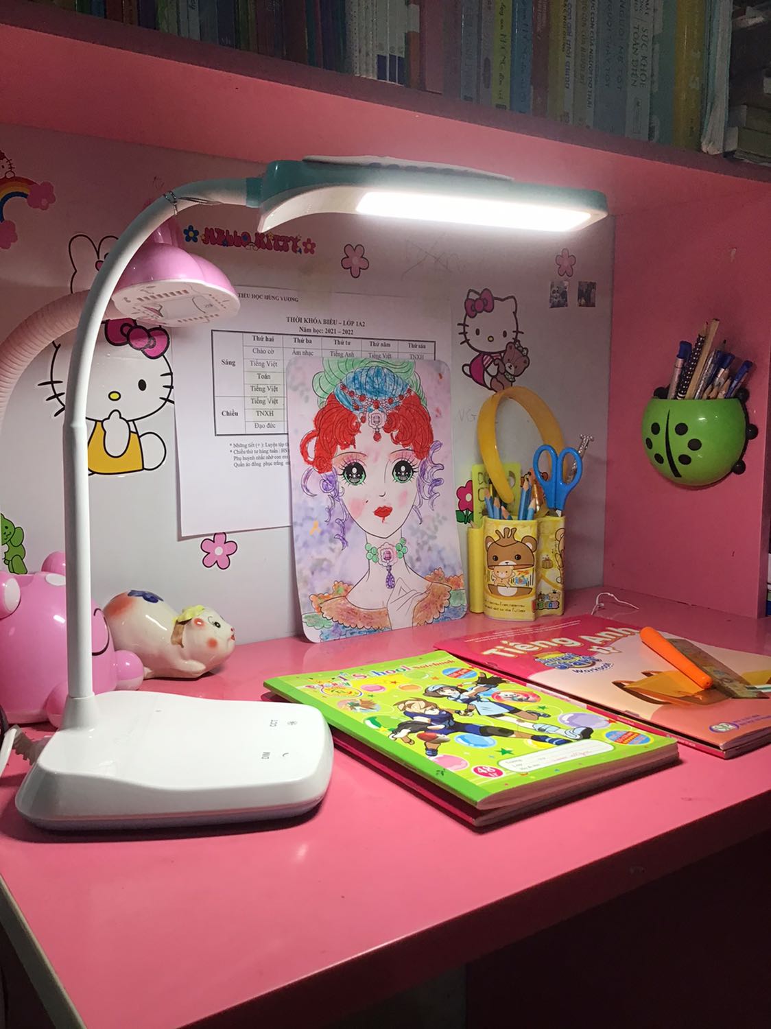 Quá hài lòng luôn mọi người ạ,duy nhất khâu vận chuyển-khi nhận hàng thấy hộp đựng bị móp nên khi mở hàng phải quay video đề phòng đèn bị hỏng,nhưng may mắn là k sao. Đèn có 3 chế độ sáng phù hợp cả đèn ngủ,đọc ban ngày,đọc buổi tối. Và còn có 3-4 chế độ màu mà phân chia rõ rệt dễ thấy ở 2 màu ánh sáng trắng-vàng,quá ổn. Đèn cứng cáp chắc chắn,giao hàng nhanh. Không ngờ hàng đèn học rạng đông lại xịn thế. Ủng hộ shop,ủng hộ Rạng Đông.