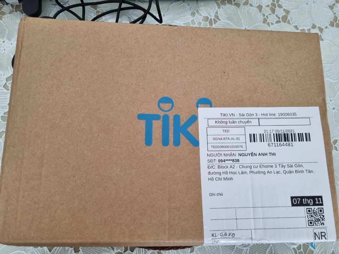 Tiki giao hàng rất rất nhanh nhé. Mình chọn giao tiết kiệm nhưng chỉ hơn nửa ngày đã nhận được hàng (đặt 9h tối T6, 13h T7 đã có, thật sự rất bất ngờ). Cuốn sách quá là đẹp, không nỡ bóc tem ra luôn!!! Cảm ơn Anh Thái và Tiki nhiều!