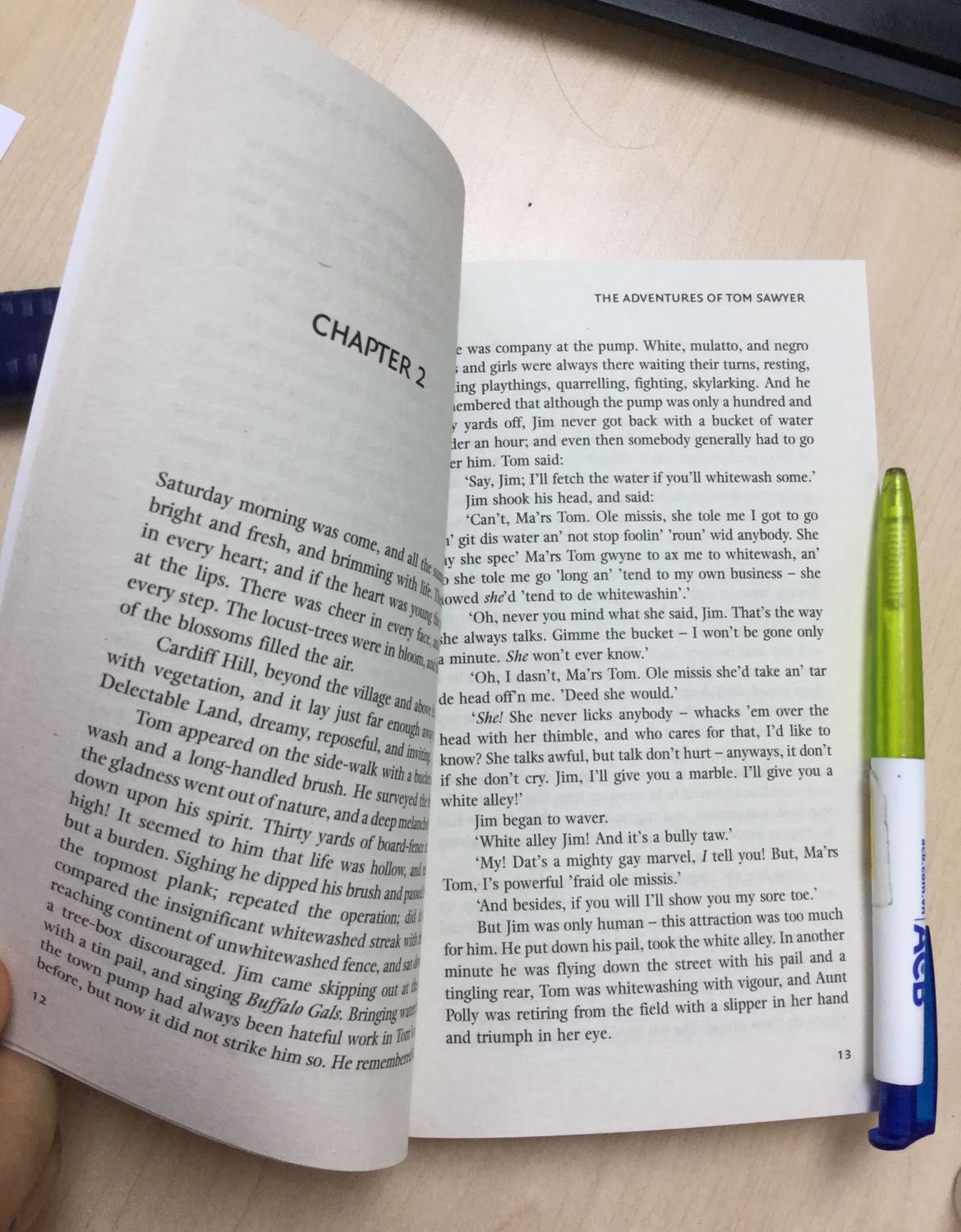 Sách nhỏ gọn, dễ mang đi ra ngoài đọc, dành cho người lớn đọc, vì chữ nhỏ, sát nhau, sách dày nhưng rất nhẹ