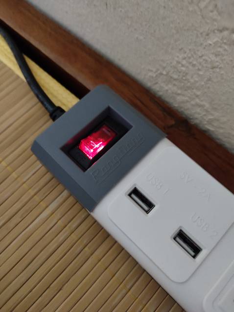 Chất liệu nhựa với cách bắt vít thì cảm quan là bền và chắc chắn, ổ cắm cũng có nắp che nên khá an toàn với trẻ nhỏ, dây cáp dày và chắc chắn. Nếu có yếu điểm thì chỉ có thể kể đến màu trắng dễ bám bẩn (dù nhìn khá đẹp) với nhìn cái chỗ đầu cắm usb nhìn hơi trống, thêm 2 đầu cắm nữa cho thành 4 cho cân thì ngon hơn 🤣