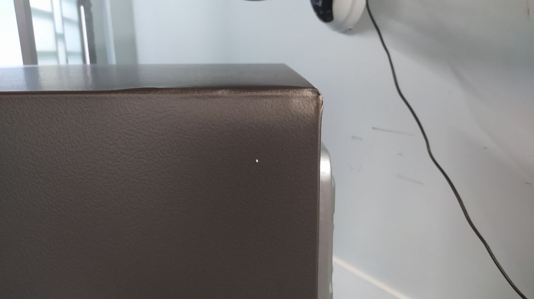 mới giao hồi sáng, nên chưa biết tủ có hoạt động được không. Nhưng giao hàng thì giao bằng xe to mà vẫn bị móp nặng như vậy, đc cái là anh nhân viên rất nhiệt tình gỡ lại 1 phần. Đợi anh nhân viên lắp đặt qua lắp tủ xem hoạt động như thế nào, mới tính tiếp.