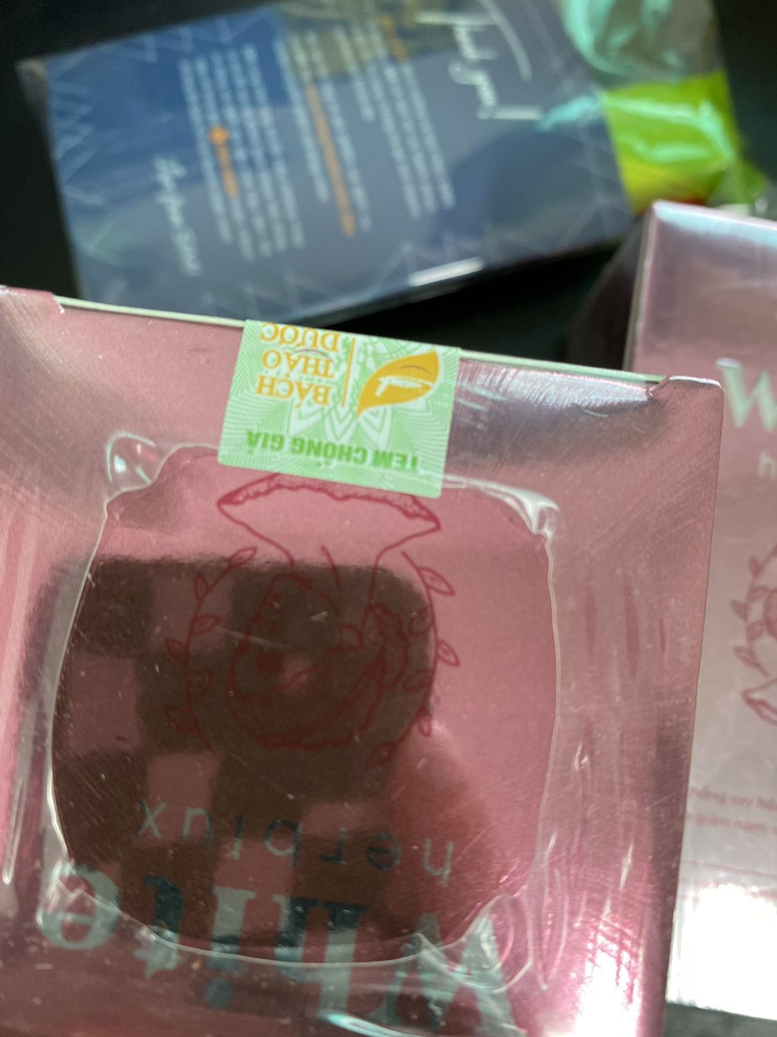 Mình uống 2 hộp rồi  lần này mua thêm 2 hộp nữa, sp an toàn. Da có nâng tông lên 1 chút kiểu hồng hồng mịn màng hơn ý. Hàng chính hãng, lần nào mua shop cũng tặng quà và phiếu giảm giá. Tks shop 😊