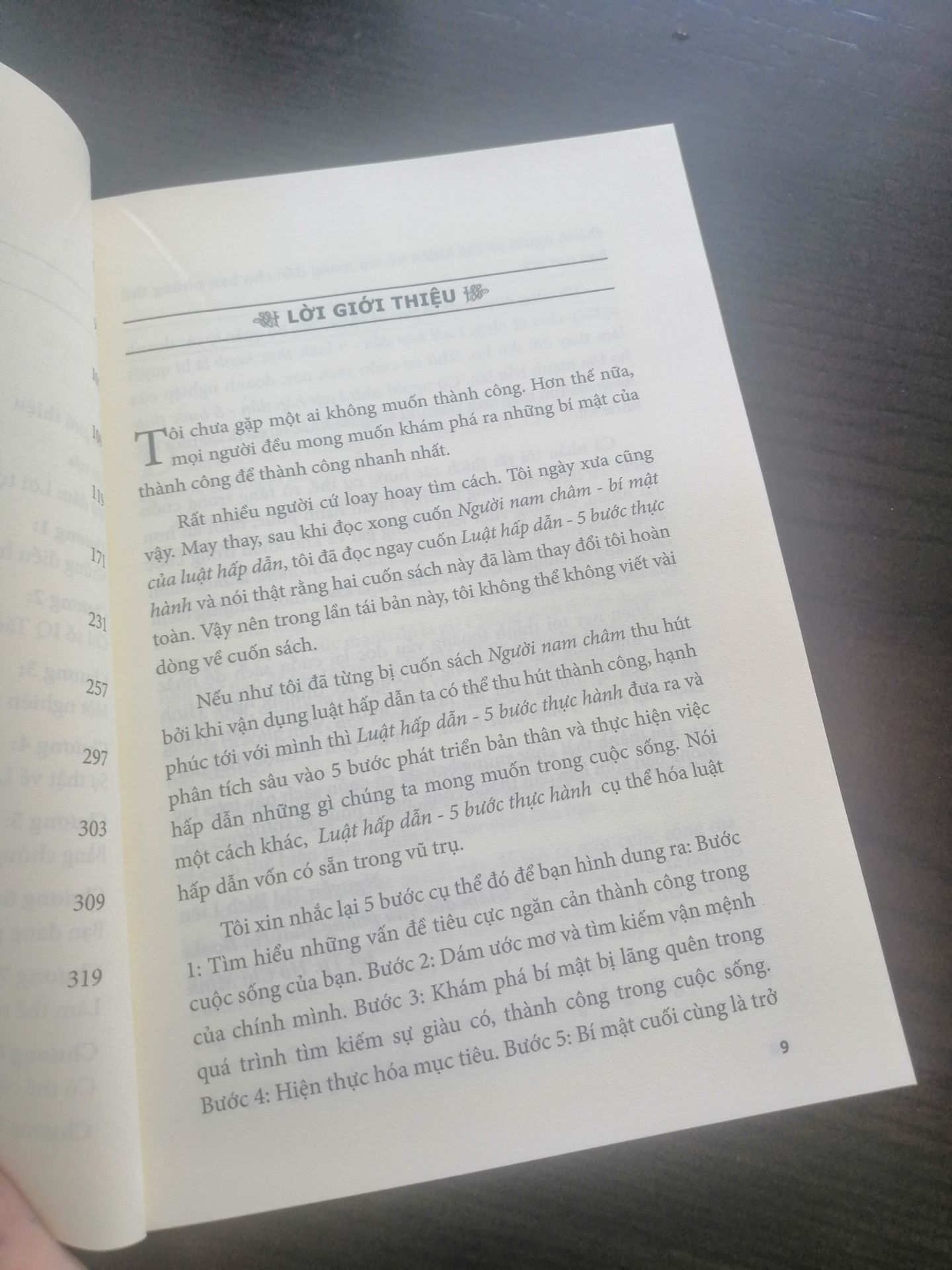 Mình đặt TIKINOW, giao hàng rất đúng giờ.
Sách viết về LUẬT HẤP DẪN có hướng dẫn thực hiện rất rõ ràng và chi tiết để thực hiện nhưng mình khuyên cách bạn nên đọc Ngừoi Nam Châm trứơc khi vô cuốn này, để có sơ sơ kiến thức về luật hấp dẫn rồi mới thực hành.