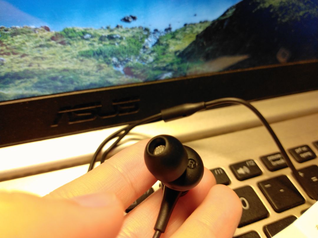 Hàng giống hình, ship hơi lâu, tiếng có vẻ k đc to, đóng gói bình thường, túi mút là túi đóng tạm, k phải túi có miếng dính, trừ việc tiếng k được to thì còn lại chắc oke.